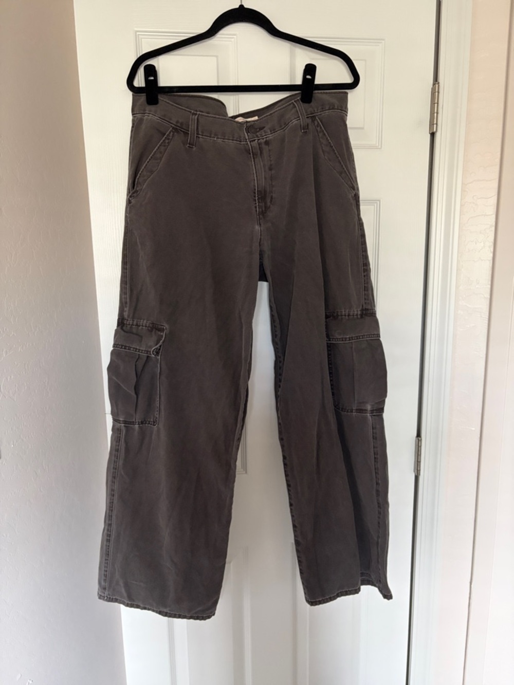 Levi’s Superlow Cargo Pants in Dark Gray
